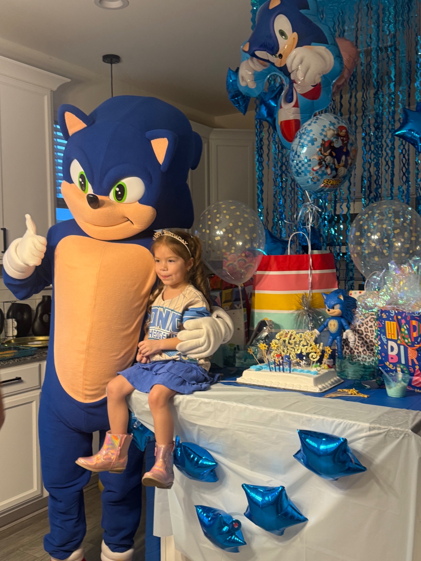 KL Parties Sonic performer with a child at a birthday celebration
